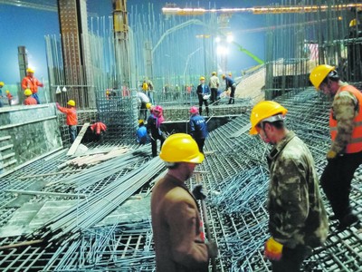 菏澤東站站房24小時不間斷施工 11月底將實現混凝土主體結構封頂